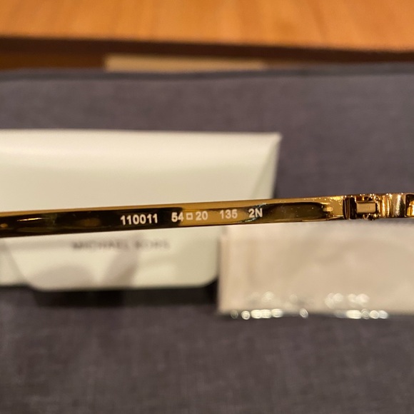 Unnecessary pair of women’s sunglasses - Picture 4 of 8